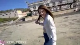 Megan Marx abre su camisa blanca en la playa