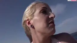 Heißer Strandfick mit blonder MILF am felsigen Ufer – 12 Min purer Sex