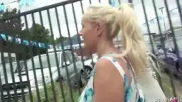 Teen mit riesigen Titten lässt sich beim Straßen-Casting hart ficken