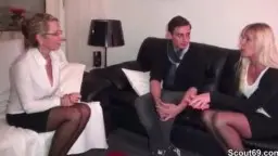 Terapeuta con blusa blanca en el sofá de cuero observa a la pareja
