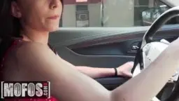 Joven en el auto conduciendo con los brazos desnudos
