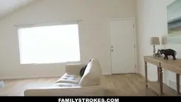 Hijastra pelirroja con camiseta blanca junto a la cama