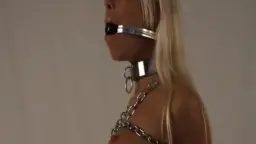 Blondine in schwerer Metall-Ketten-Zwangsjacke – intensives Bondage-Fetisch-Video