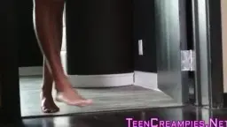 Teen latina con orejas de peluche arrodillada en la cama, shorts bajos, mirando por encima del hombro