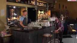 Handjob in Bar – Junge Bedienung mit Kurzhaar reibt Schwanz zum Höhepunkt
