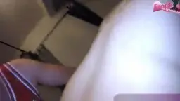 Fette Blondine mit Naturhupen dreht Privatporno