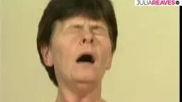 Der junge langhaarige Boy fickt eine geile Oma