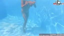Latina Teen Alaska Rod beim heißen Outdoor-Pool-Sex mit Blowjob, Doggy und Cowgirl