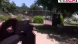 Chica teen de piel oscura sonríe en top rosa sobre la cama