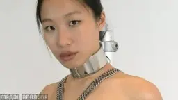 Asiatische Metallbondage: Extreme Spreizhaltung mit Stahlkragen und BH in Chromglanz