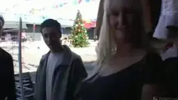 Blonde Frau neben Mann vor grüner Garage