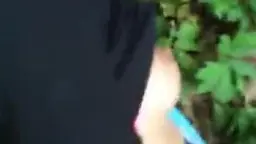 Arsch in bunter Leggings, Hand drückt gegen Baumstamm